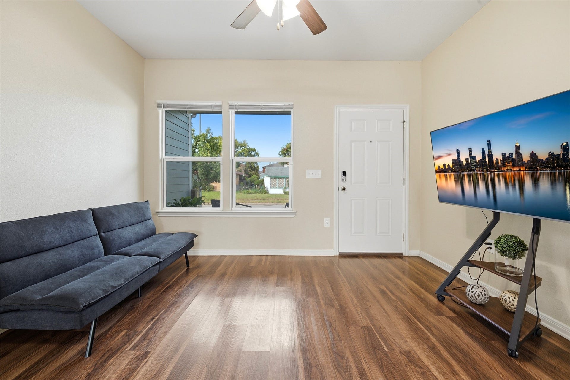 3030 Oakdale Street, Houston, TX 77004 Living Room