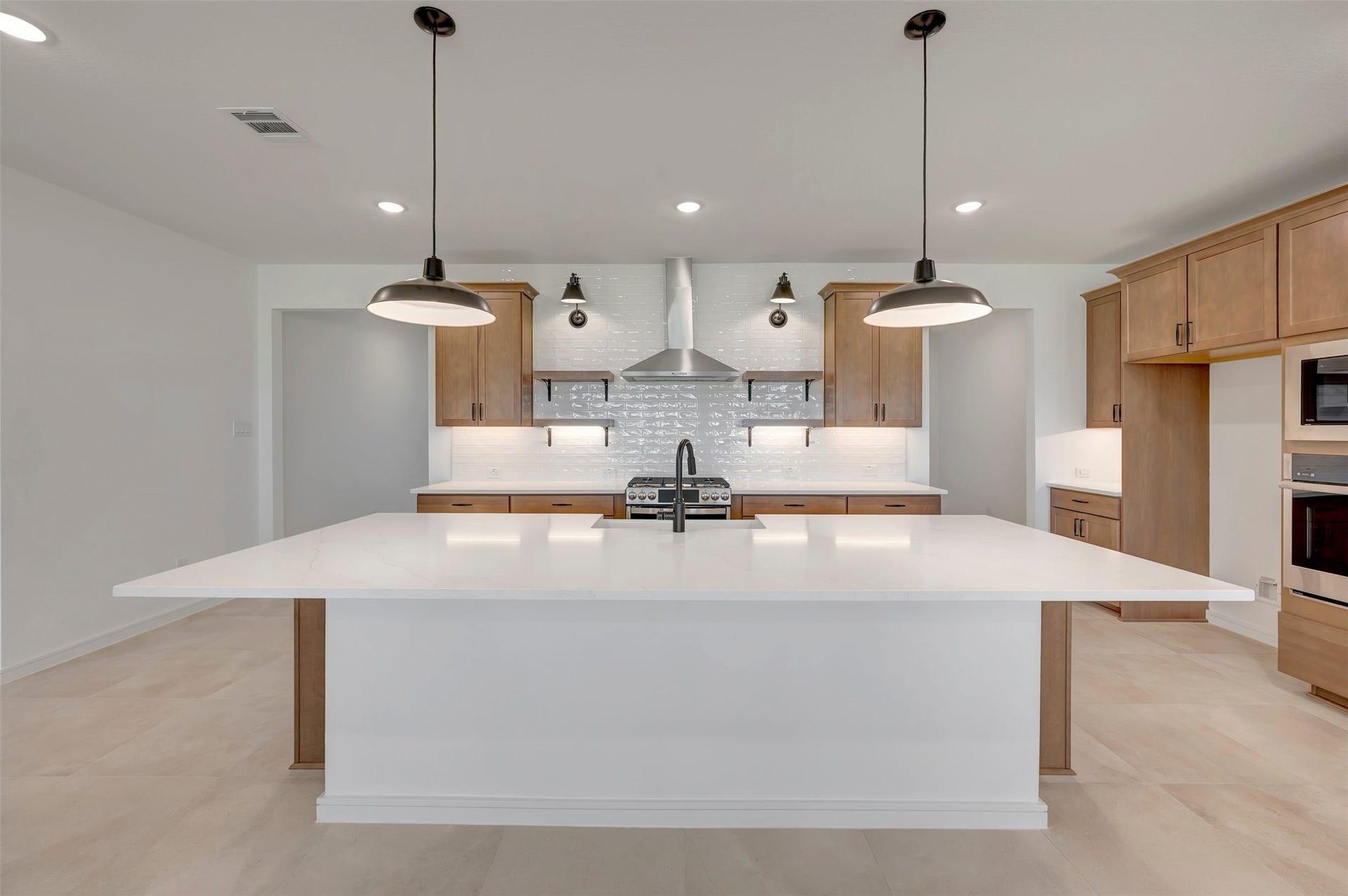 4225 White Springs Lane, League City, TX 77573 Stunning island kitchen (*Photo not of actual home and used for illustration purposes only.)