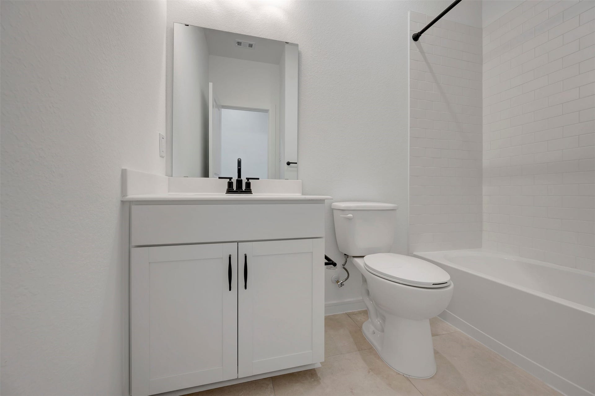 4225 White Springs Lane, League City, TX 77573 Hall bath (*Photo not of actual home and used for illustration purposes only.)
