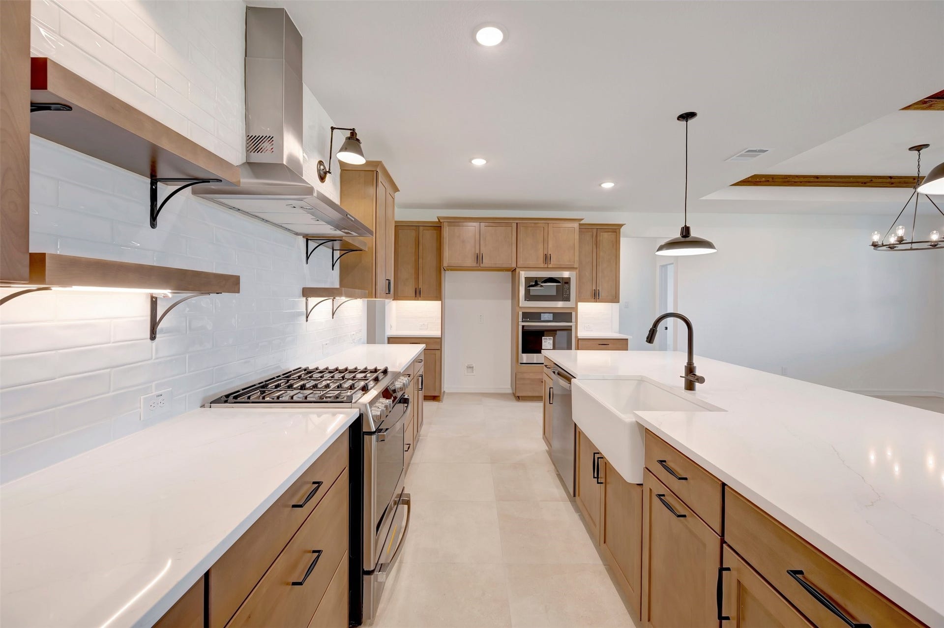 4225 White Springs Lane, League City, TX 77573 Stylish kitchen (*Photo not of actual home and used for illustration purposes only.)
