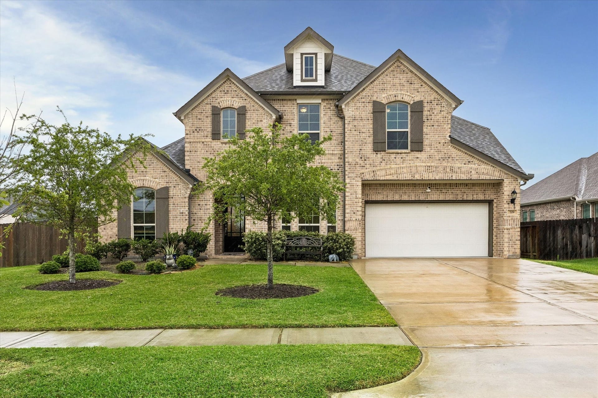 729 Maplewood, League City, TX 77573 729 Maplewood is a gently lived in 3,021 square foot K. Hovnanian home located on a 9,093 square foot corner lot in League City's highly desirable Westwood neighborhood.