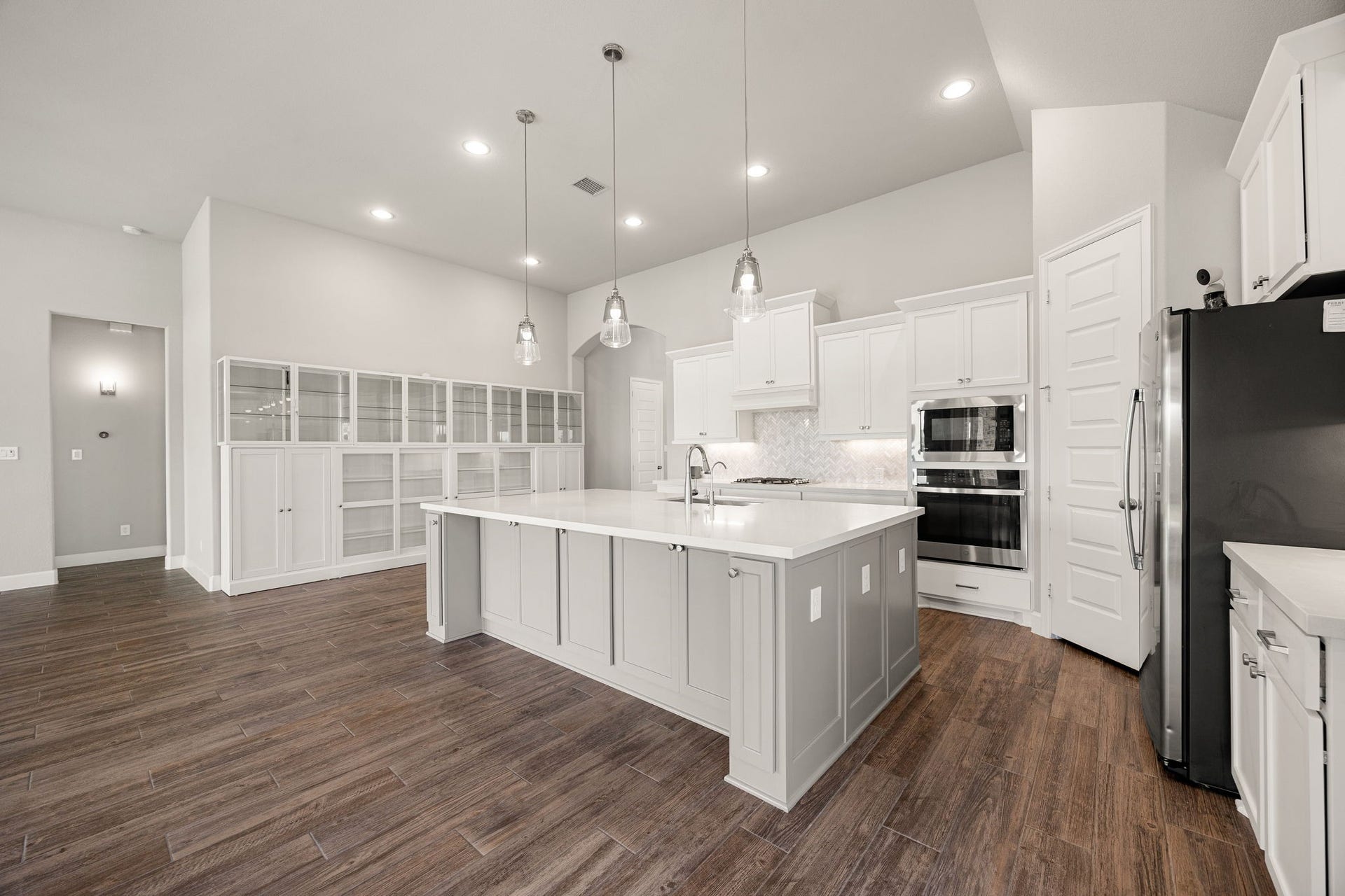 Storage and style take center stage with the incredible built-in glass display hutch. It offers an incredible amount of premium organization.