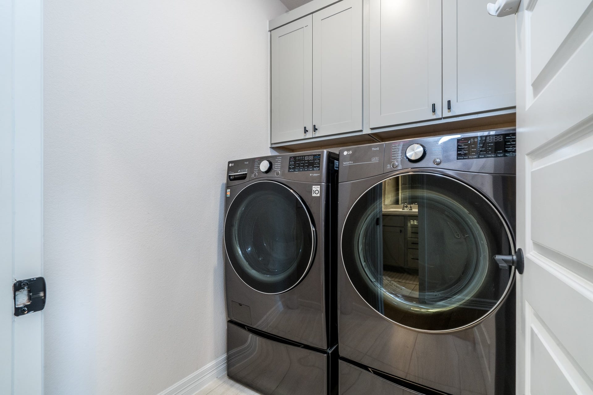9403 Coleraine Court, Tomball, TX 77375 Washer/dryer included