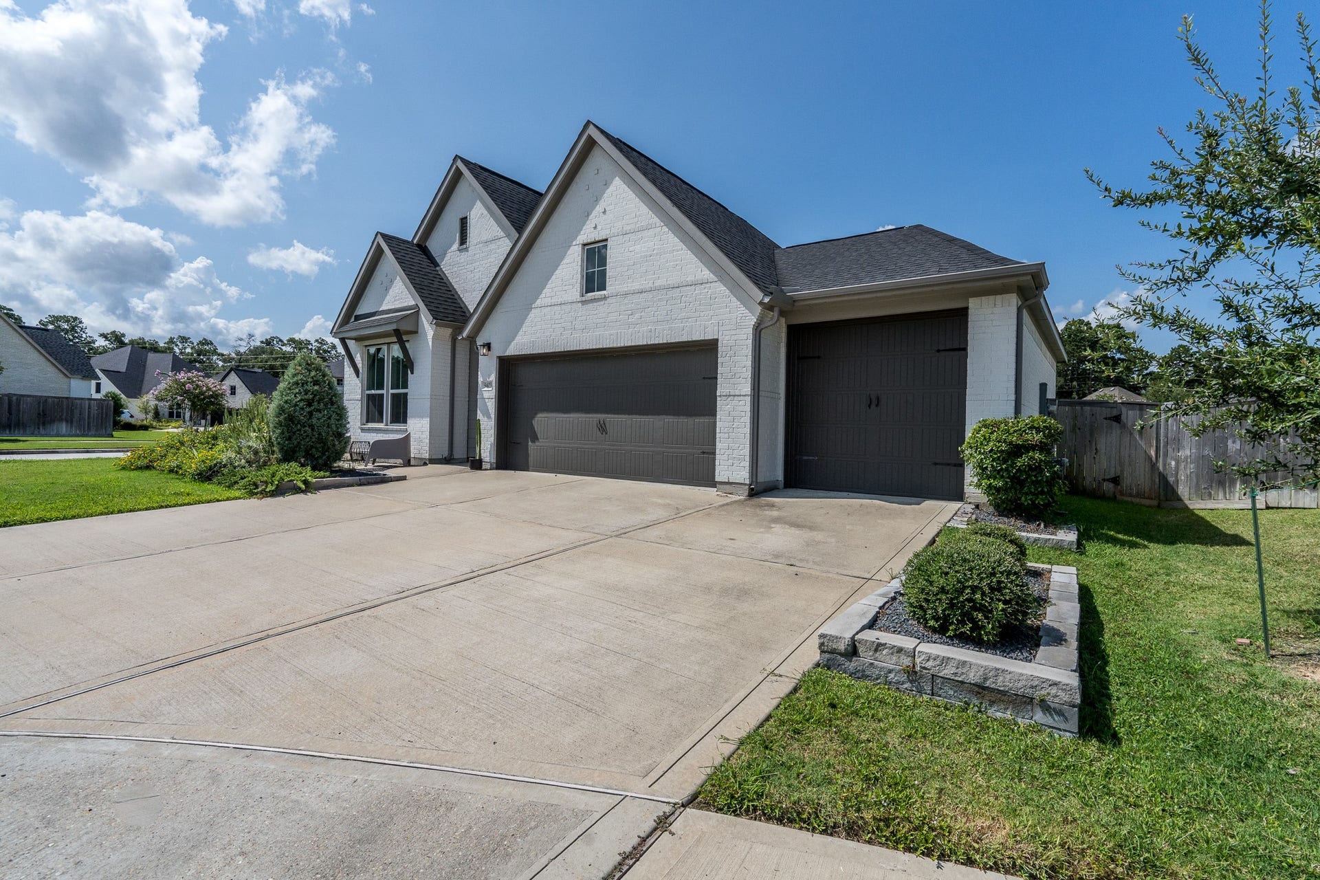 9403 Coleraine Court, Tomball, TX 77375 Three car garage