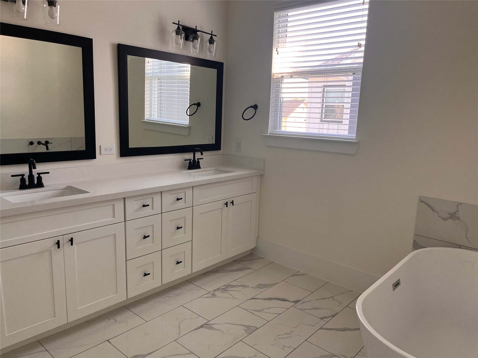1408 W W 21st Street, #C, Houston, TX 77008 Primary Bath