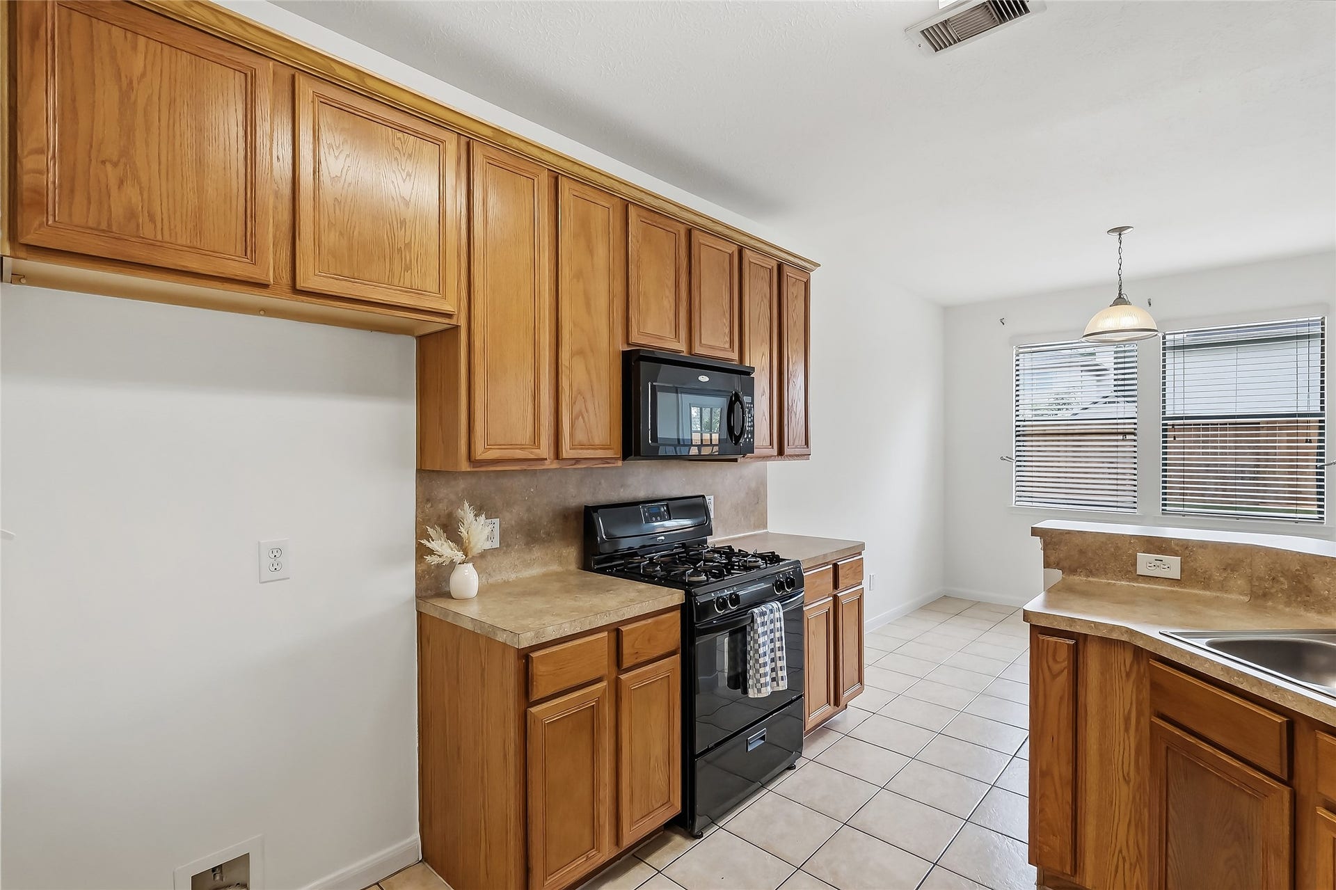 32014 Decker Oaks Drive, Pinehurst, TX 77362 32014 Decker Oaks Drive, Pinehurst, TX 77362