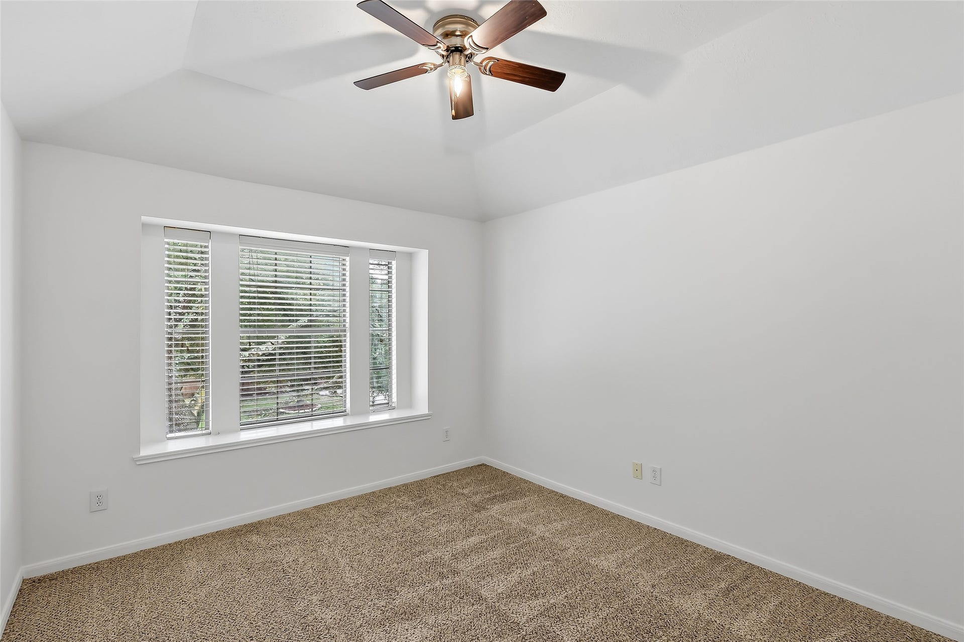 32014 Decker Oaks Drive, Pinehurst, TX 77362 32014 Decker Oaks Drive, Pinehurst, TX 77362