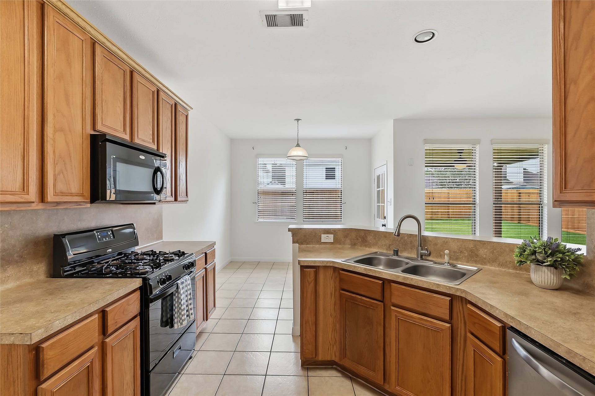 32014 Decker Oaks Drive, Pinehurst, TX 77362 32014 Decker Oaks Drive, Pinehurst, TX 77362