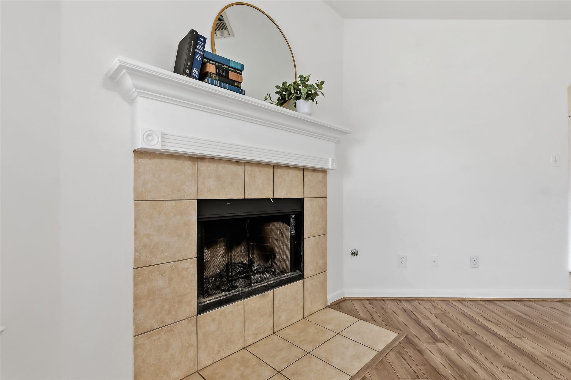 32014 Decker Oaks Drive, Pinehurst, TX 77362 32014 Decker Oaks Drive, Pinehurst, TX 77362