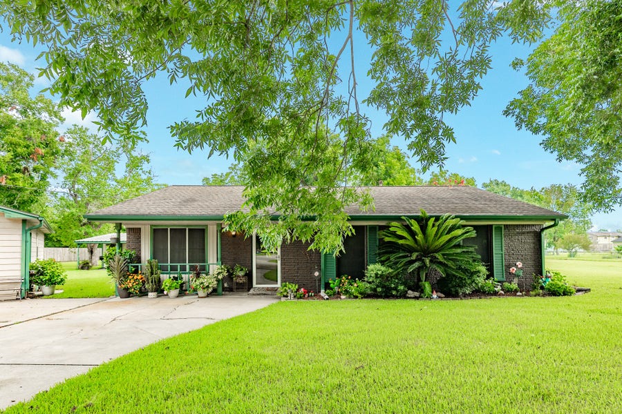 Property photo for 208 Lostracco Street, Angleton, TX