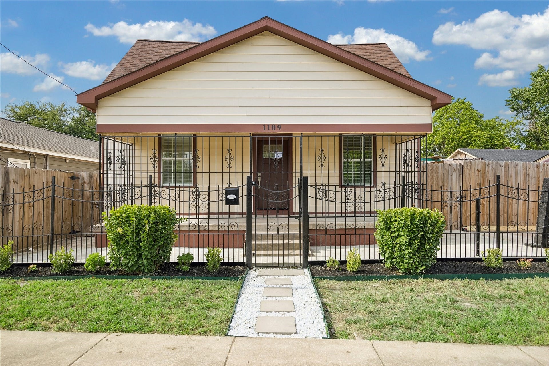 1109 Hays Street, Houston, TX 77009 1109 Hays Street, Houston, TX 77009