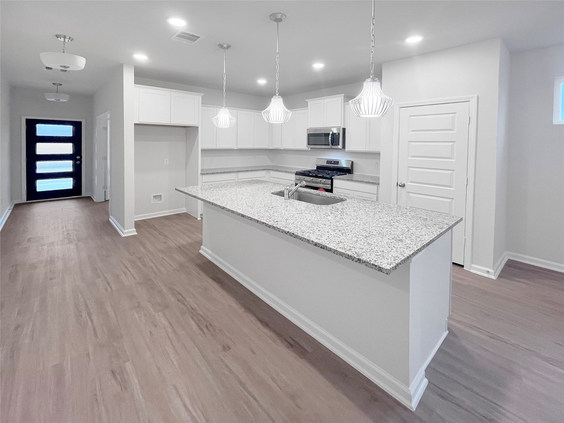 2831 Wind Cave Drive, Iowa Colony, TX 77583 Oakshire II- Kitchen. Sample image for illustration; upgrades, options, and colors may vary.