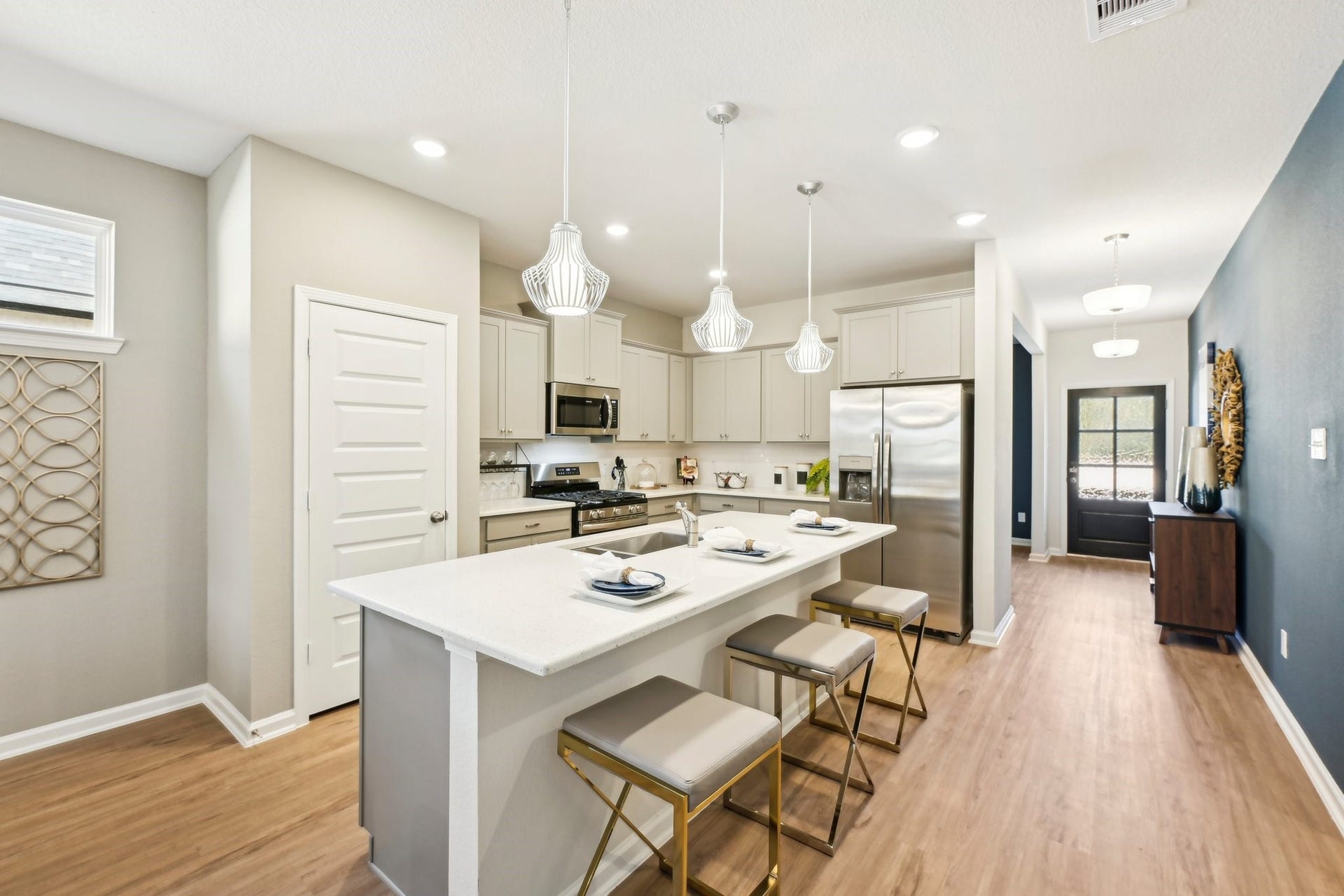 2831 Wind Cave Drive, Iowa Colony, TX 77583 Oakshire II- Kitchen. Sample image for illustration; upgrades, options, and colors may vary.