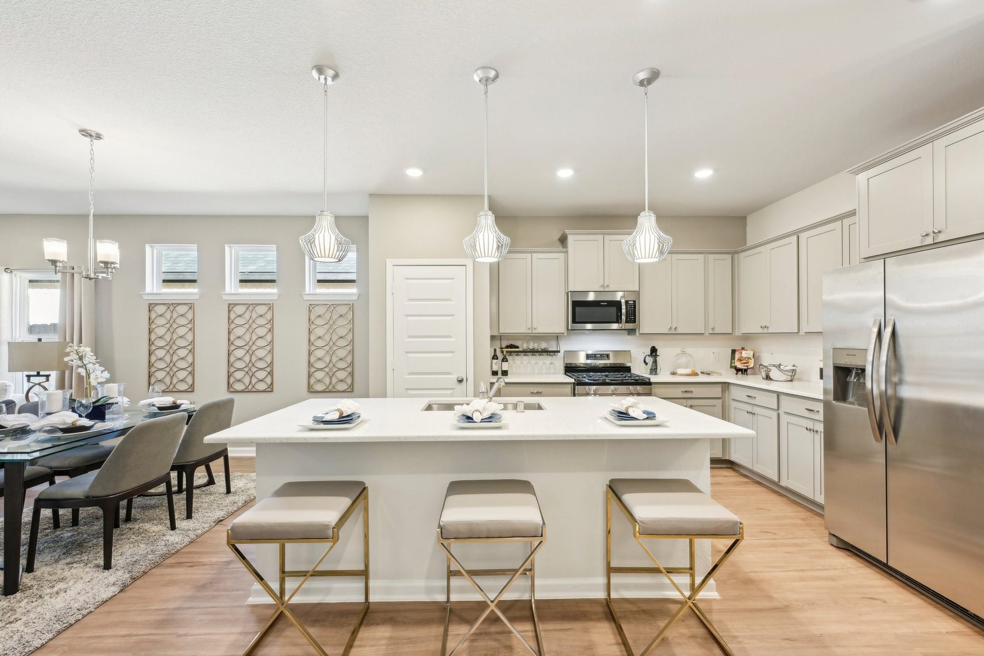 2831 Wind Cave Drive, Iowa Colony, TX 77583 Oakshire II- Kitchen. Sample image for illustration; upgrades, options, and colors may vary.
