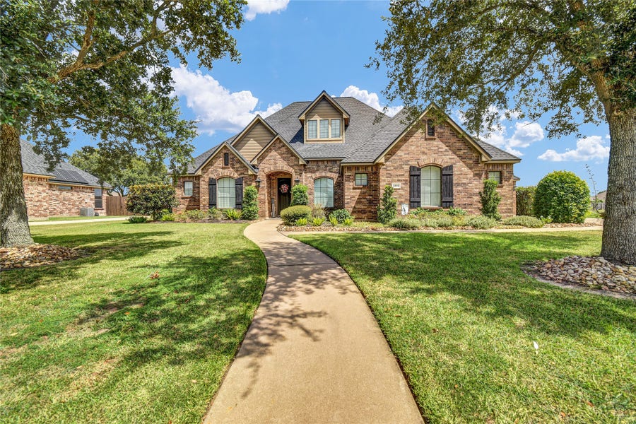 Property photo for 1016 Shady Oaks Drive, Angleton, TX
