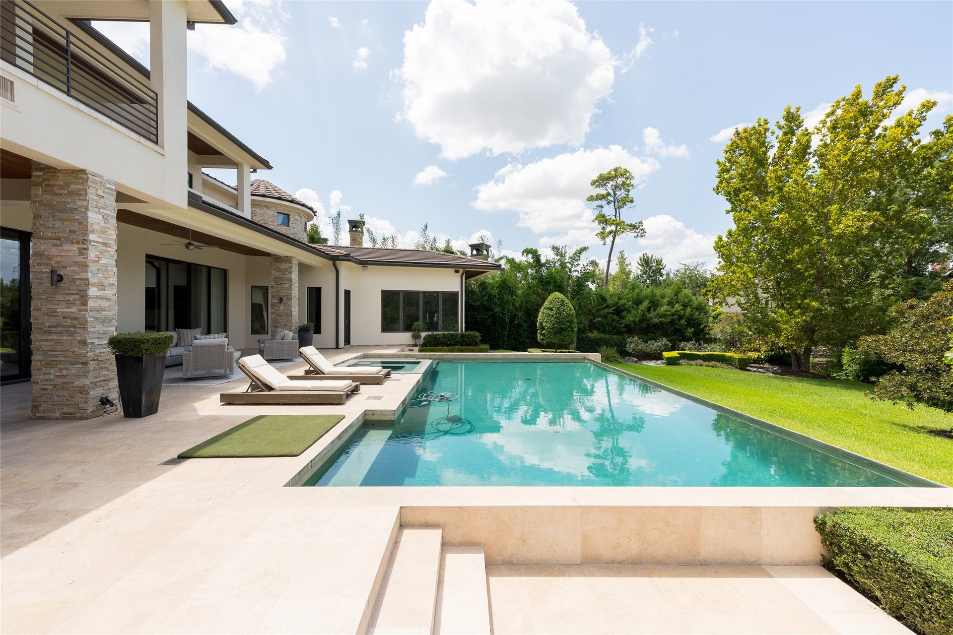 309 Glenwood Drive, Houston, TX 77007 The heated infinity-edge pool is designed as the centerpiece of the outdoor setting, complete with an integrated spa and waterfall wall. Its position directly off the covered outdoor living areas creates an easy connection between the home, pool and expansive backyard.