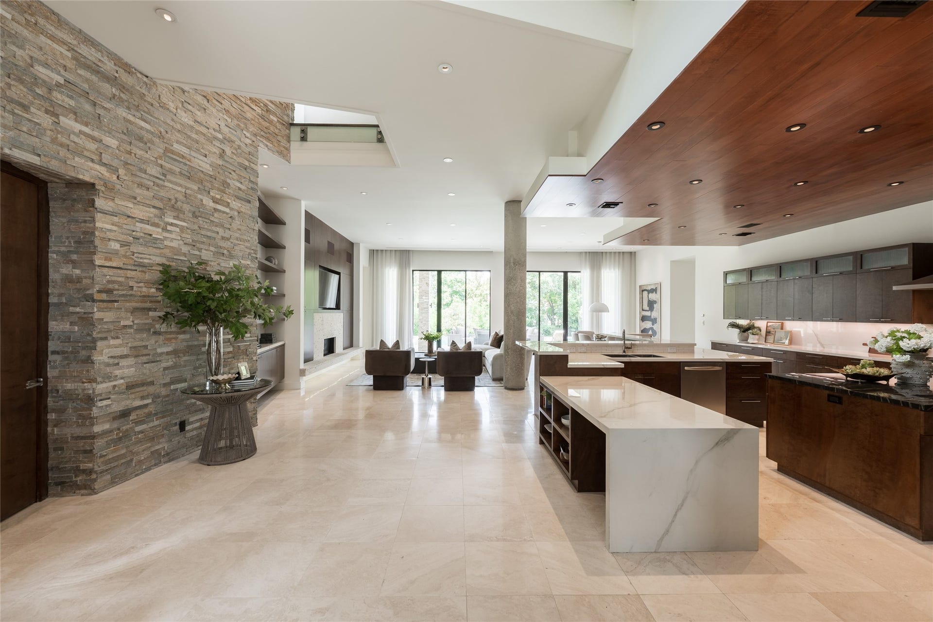 309 Glenwood Drive, Houston, TX 77007 The kitchen sits at the center of the homes open living environment, with an expansive porcelain island that transition to a table top seating area creating a natural transition between cooking, gathering and the family room.