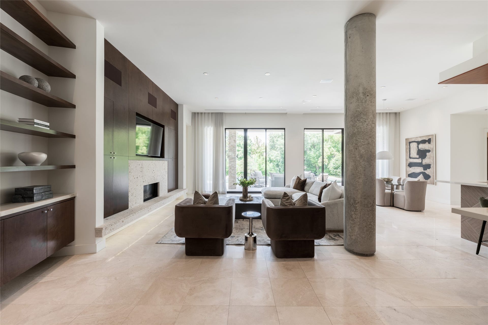 309 Glenwood Drive, Houston, TX 77007 This angle reveals another perspective of the living room while extending the sightline into the covered outdoor living area. Floor-to-ceiling 10 ft sliding glass doors creates a direct visual connection between the interior living space and the outdoor entertaining areas beyond.