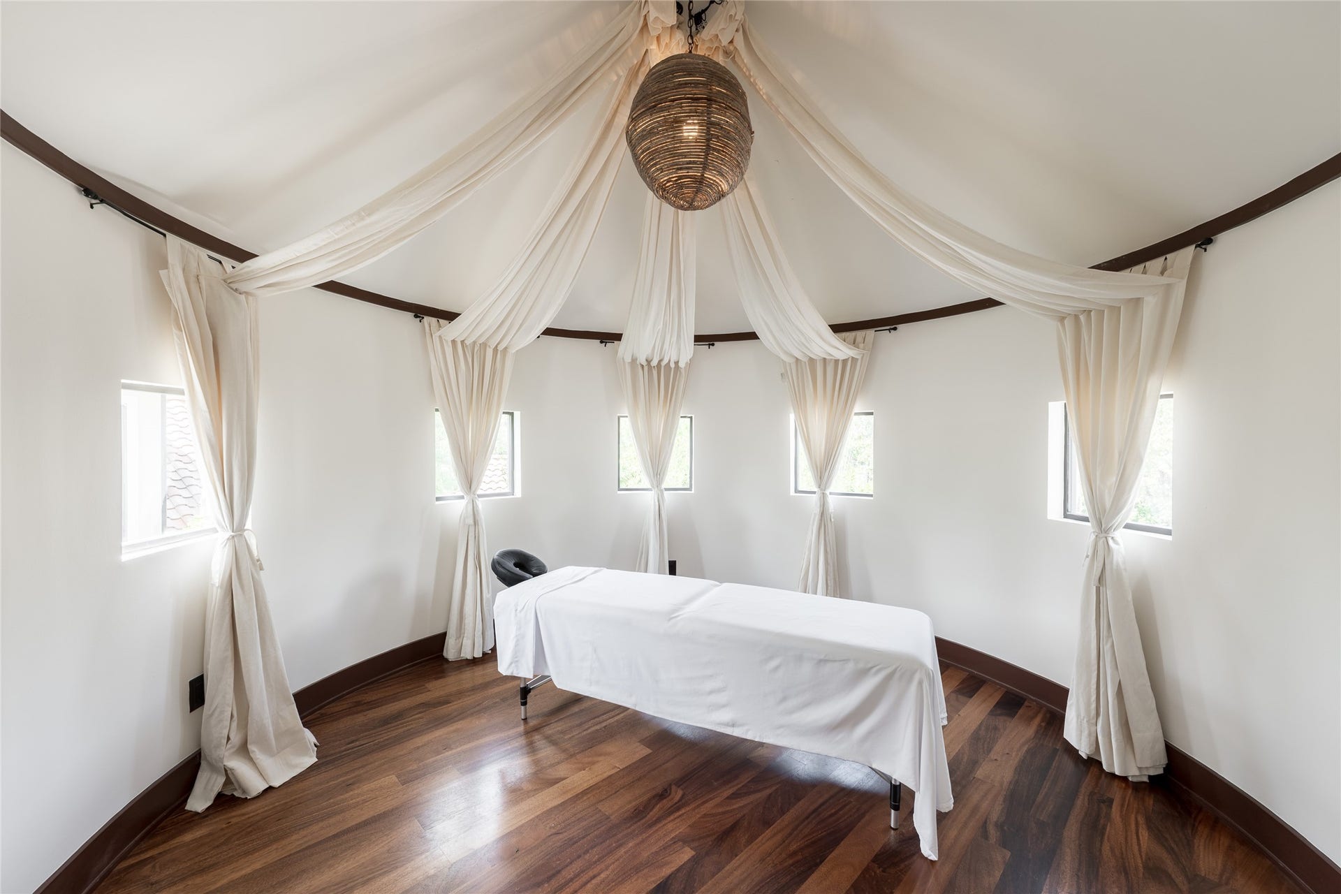 309 Glenwood Drive, Houston, TX 77007 Located within a private wing on the second floor, the dedicated massage room creates a separate space for wellness and relaxation. The vaulted ceiling, wood flooring and natural light give the room an open feel while remaining removed from the homes primary living areas.