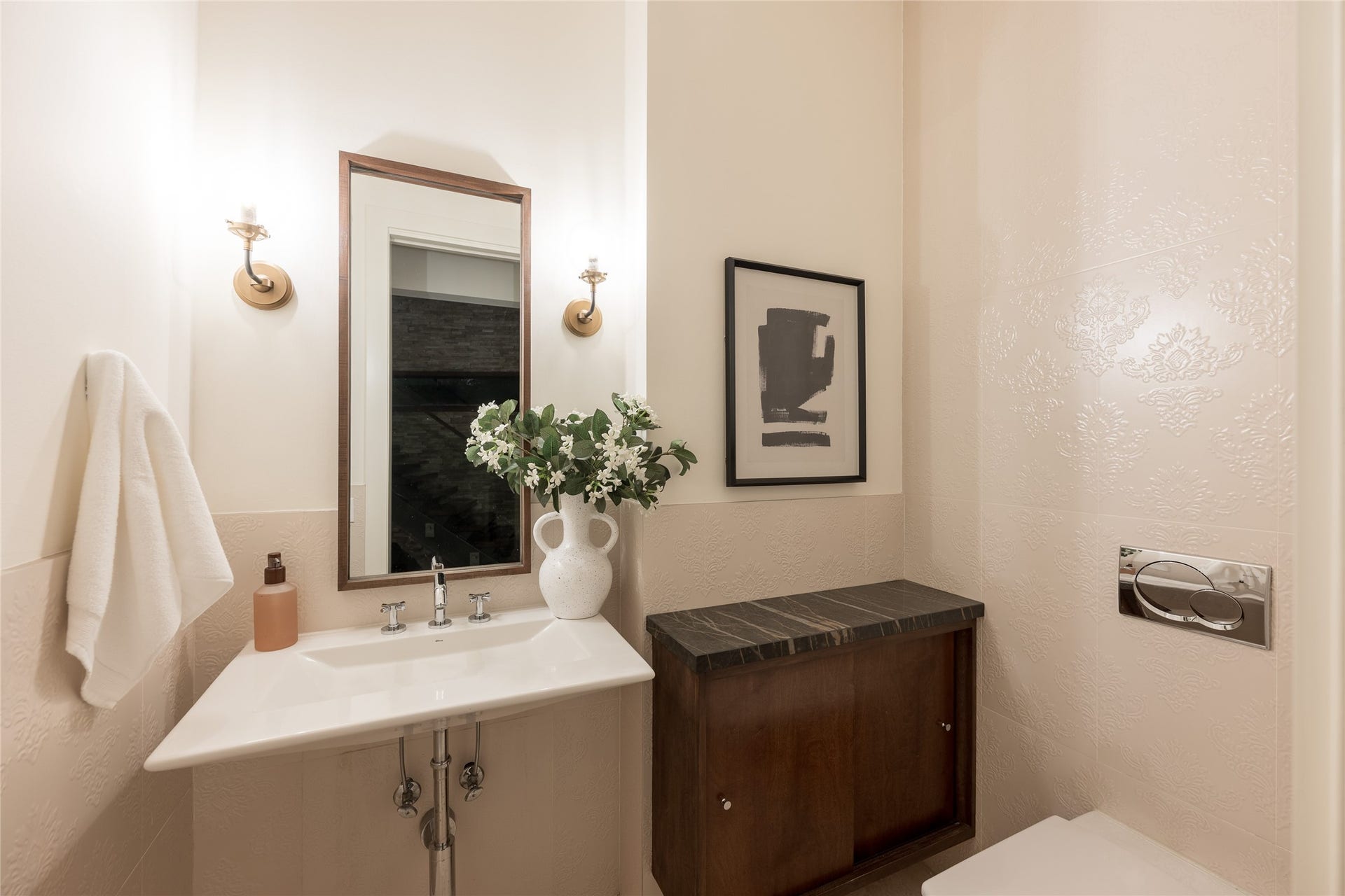 309 Glenwood Drive, Houston, TX 77007 Located just beyond the foyer and before the kitchen, the first-floor powder room is conveniently positioned for guests without interrupting the homes primary living spaces. A floating vanity and vessel sink continue the clean, modern detailing found throughout the residence.