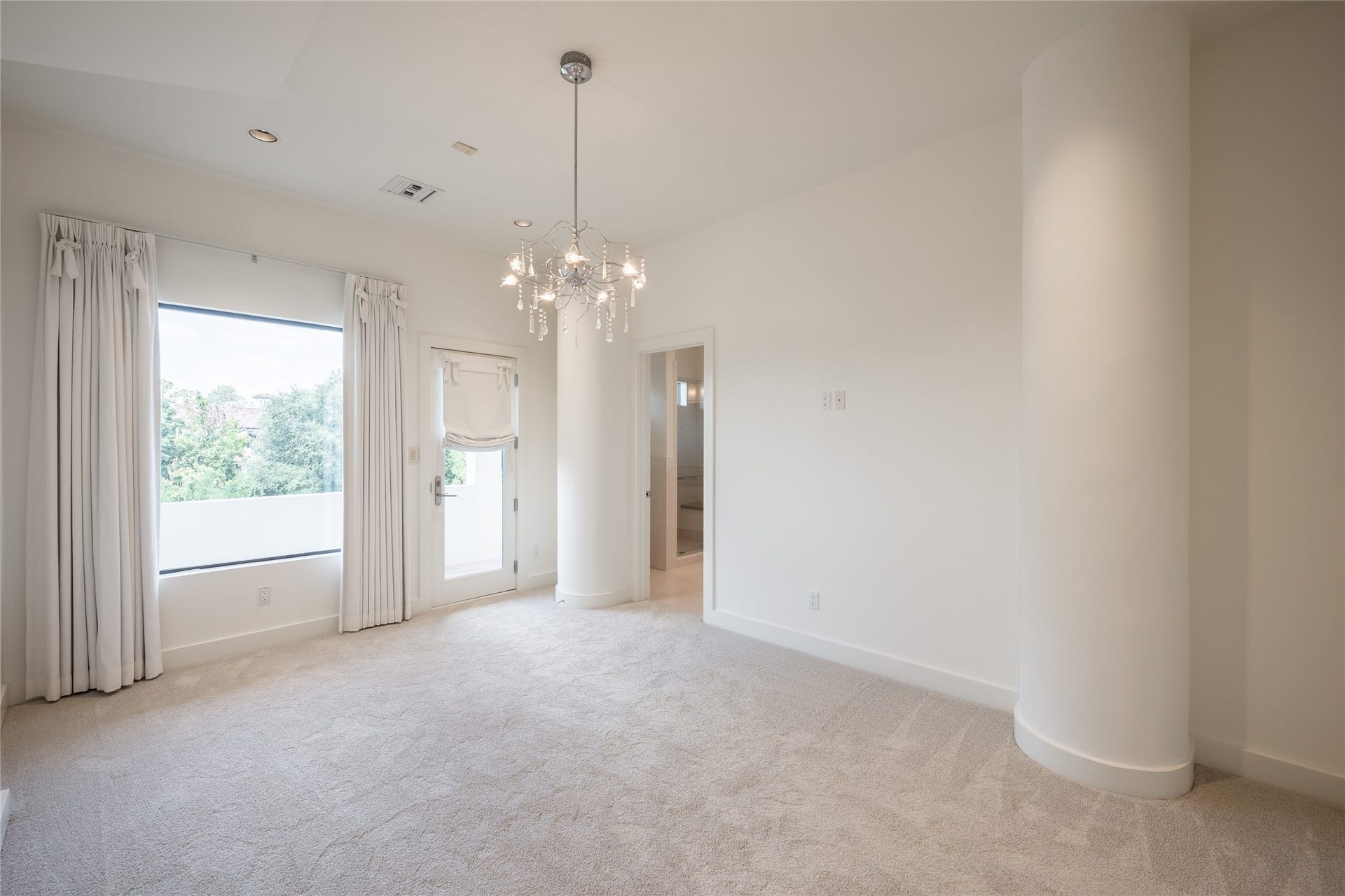 309 Glenwood Drive, Houston, TX 77007 The second secondary bedroom offers generous proportions, abundant natural light and direct access to its own private balcony, adding a private outdoor extension to the bedroom.