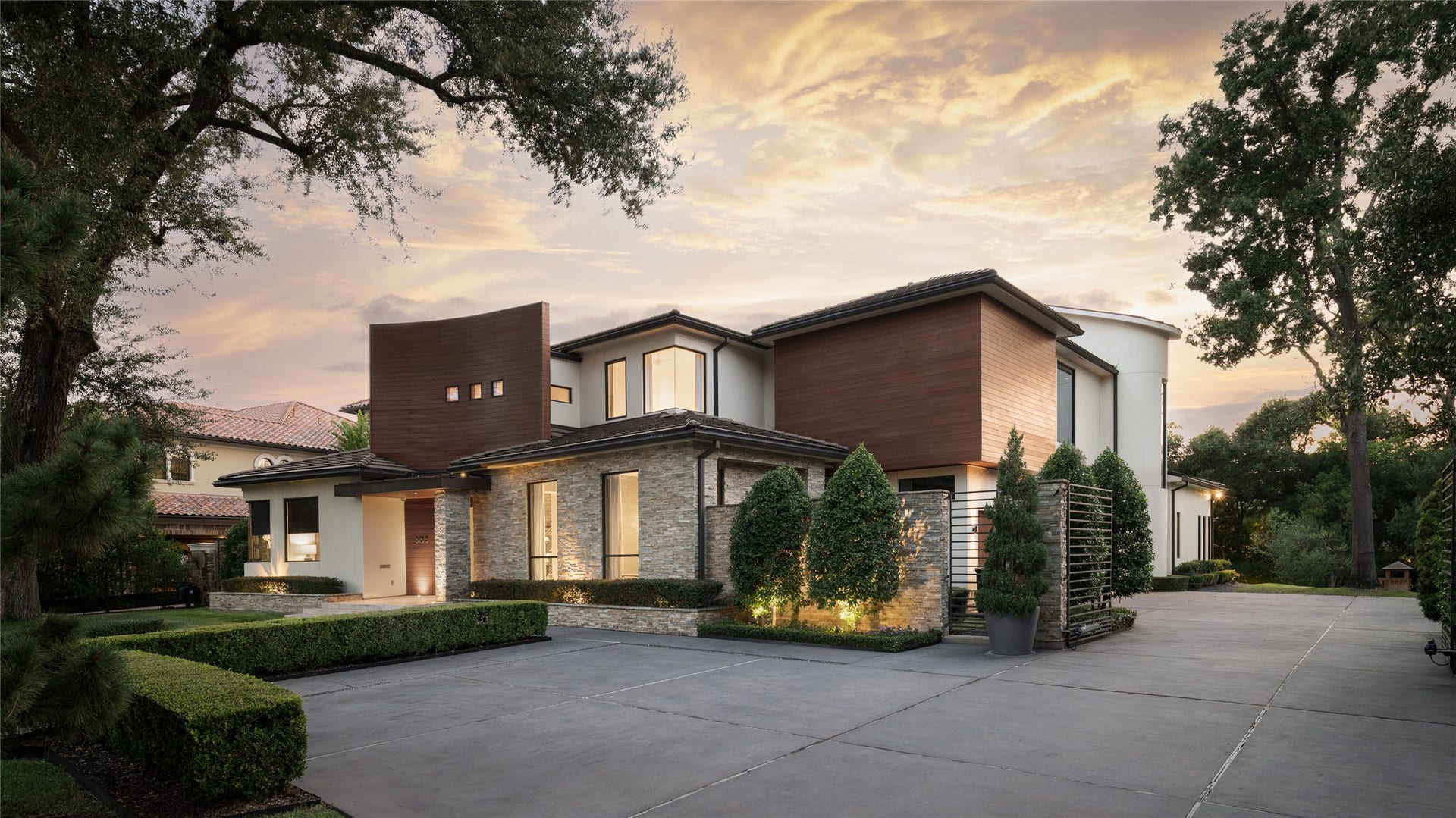 309 Glenwood Drive, Houston, TX 77007 Designed by Hollenbeck Architects and custom built by David Gunn for its original and only owner, The Glenwood residence pairs a rare over 31k sf lot, 3-car garage and private gated motor court with an equally irreplaceable location. At the doorstep of Memorial Park nearly 1,500 acres and one of Houstons defining urban landmarks the residence sits moments from its Memorial Park & Golf Course, home of the PGA TOURs Houston Open, while remaining minutes from River Oaks, Uptown, The Galleria and Downtown.