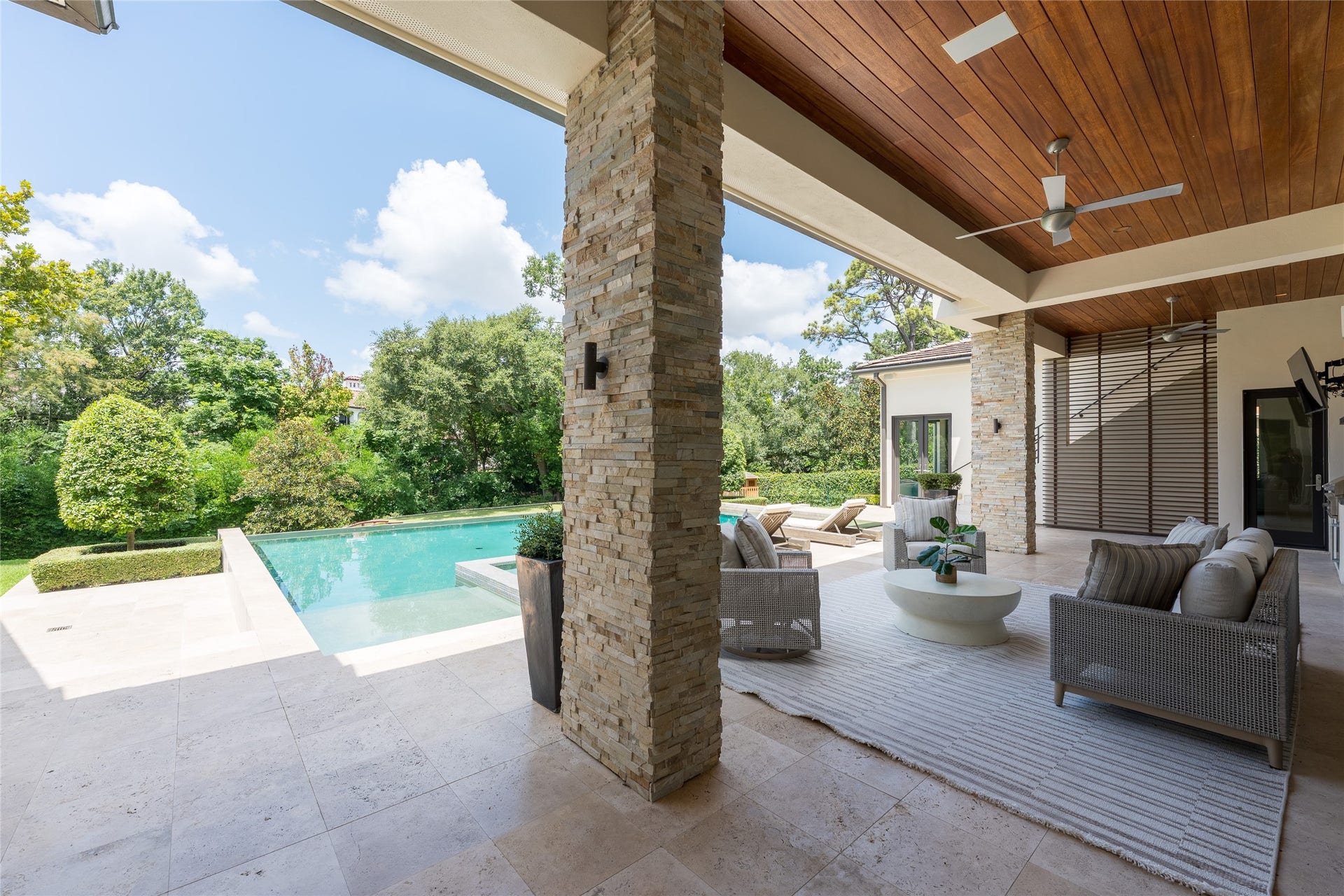309 Glenwood Drive, Houston, TX 77007 Lush, mature landscaping surrounds the residence, creating a level of privacy and greenery that feels more suburban than urban. Yet the home remains positioned in the heart of Houston, just moments from Memorial Park and the citys core.