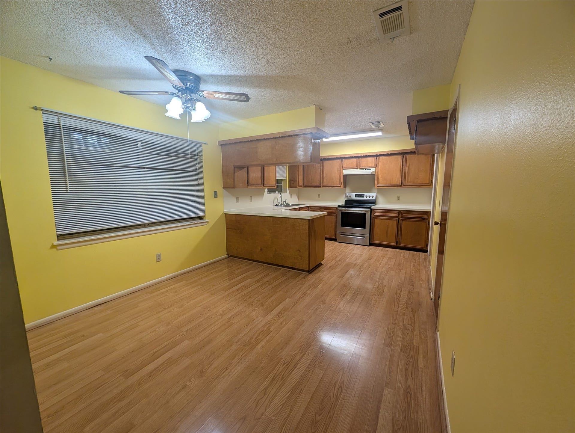 1301 Molina Court, Angleton, TX 77515 Dining