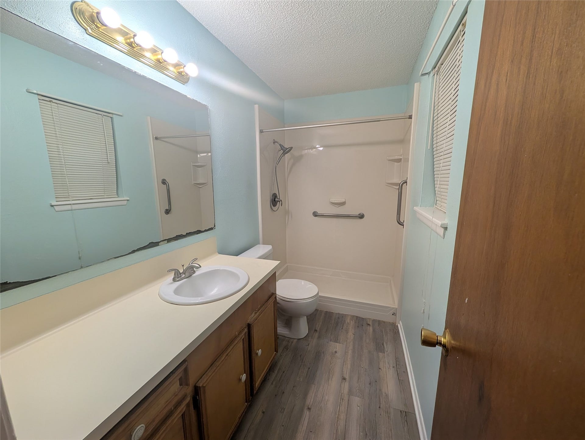 1301 Molina Court, Angleton, TX 77515 Primary bath