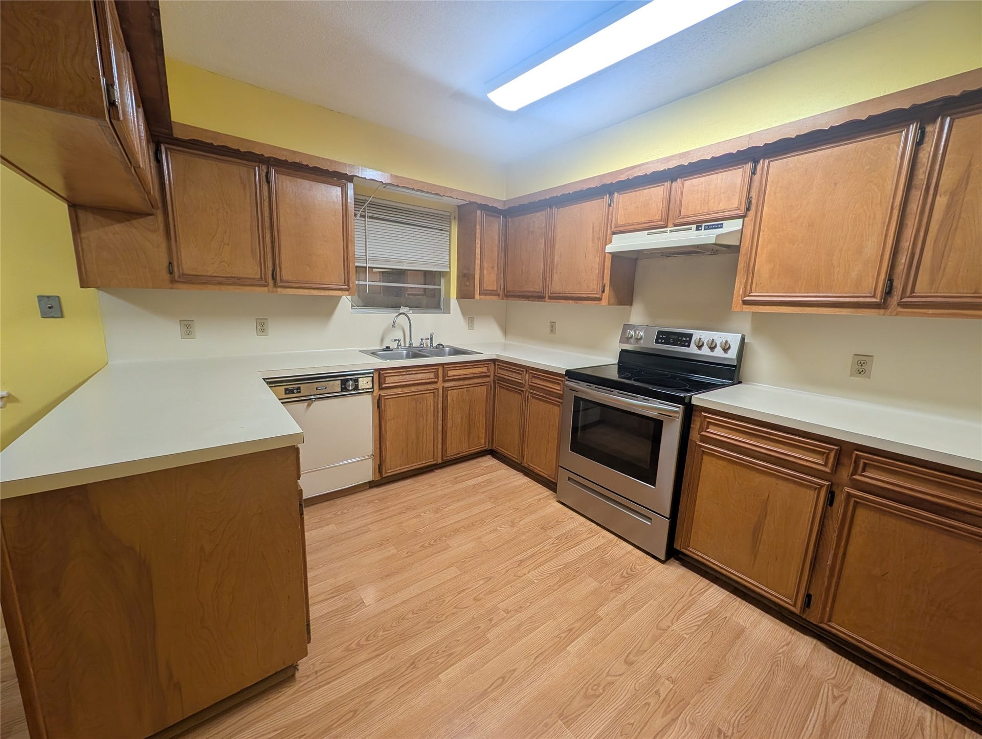 1301 Molina Court, Angleton, TX 77515 Kitchen