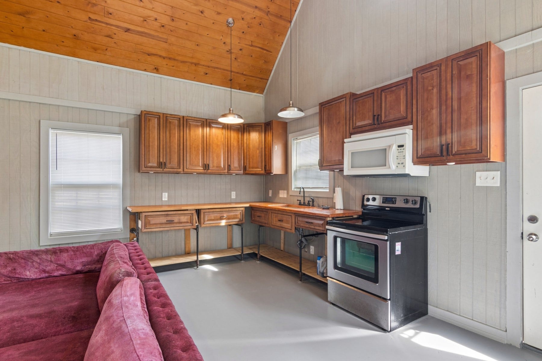 5443 Appleblossom Lane, Friendswood, TX 77546 Kitchenette in guest house.
