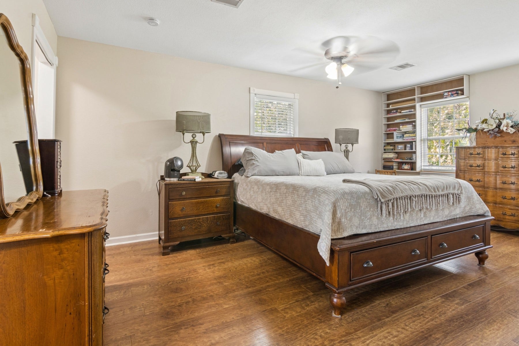 5443 Appleblossom Lane, Friendswood, TX 77546 Built in shelves.