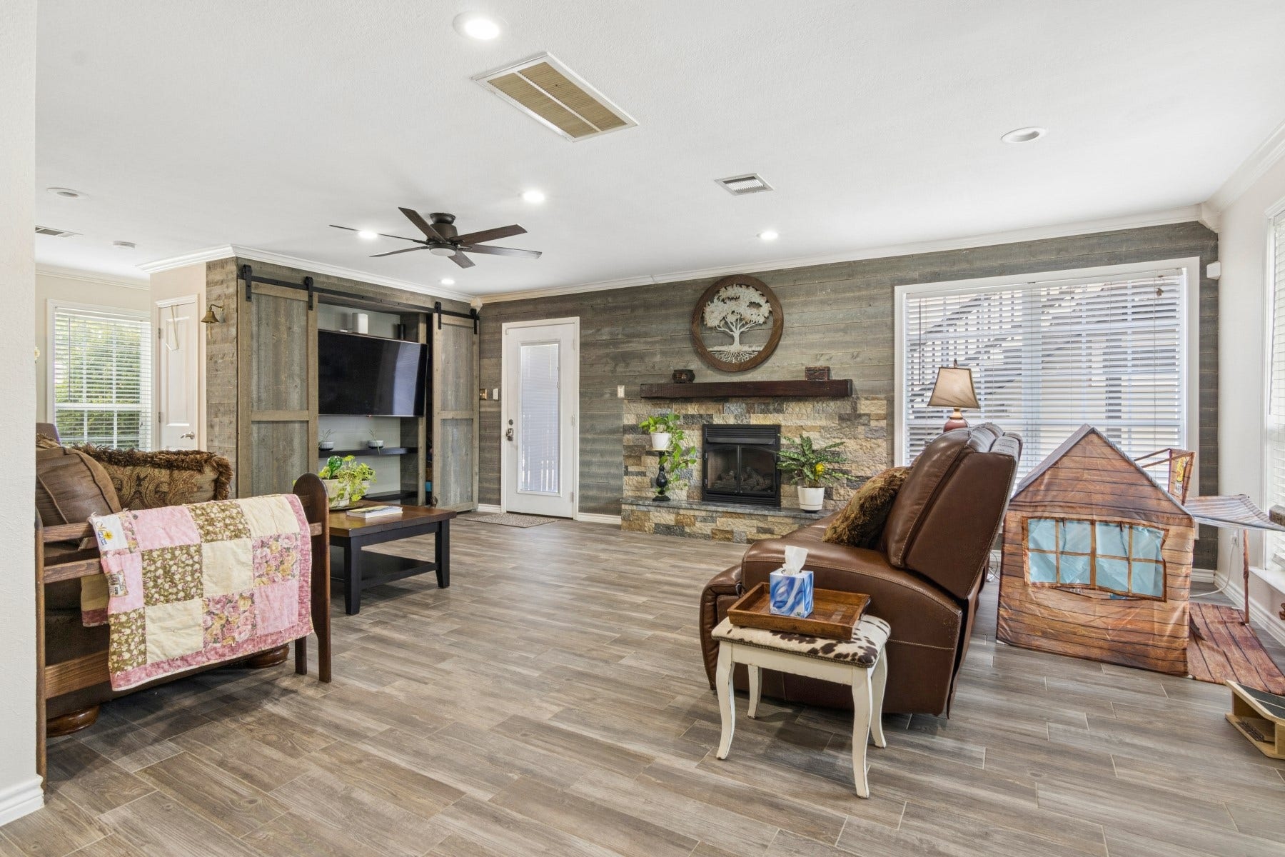 5443 Appleblossom Lane, Friendswood, TX 77546 Entertain your large family.