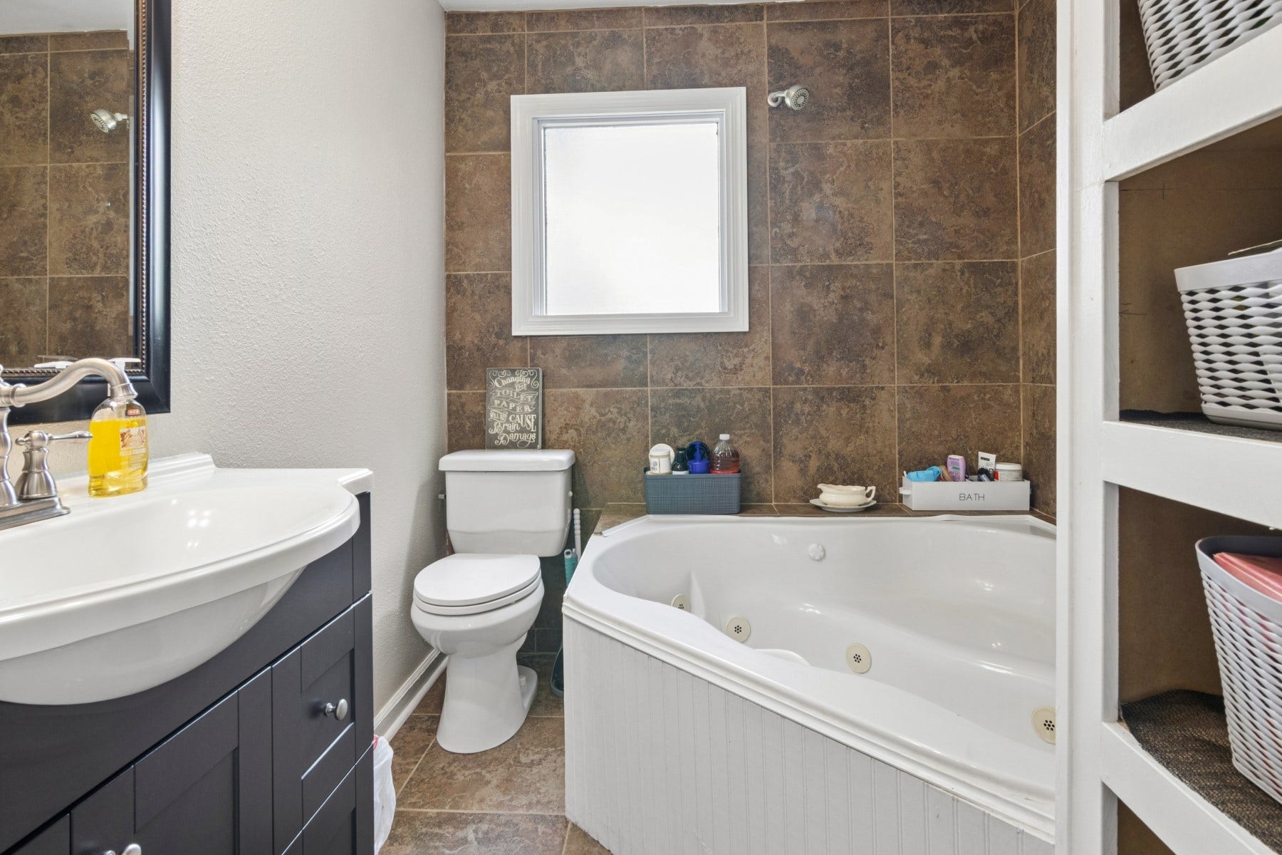 5443 Appleblossom Lane, Friendswood, TX 77546 Bath with garden tub.
