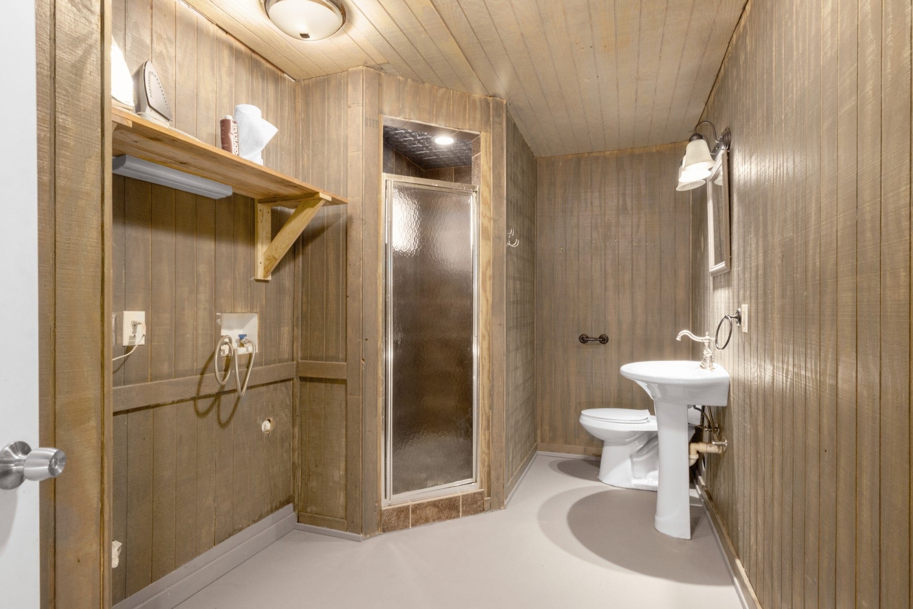5443 Appleblossom Lane, Friendswood, TX 77546 Bathroom and laundry in guest house.