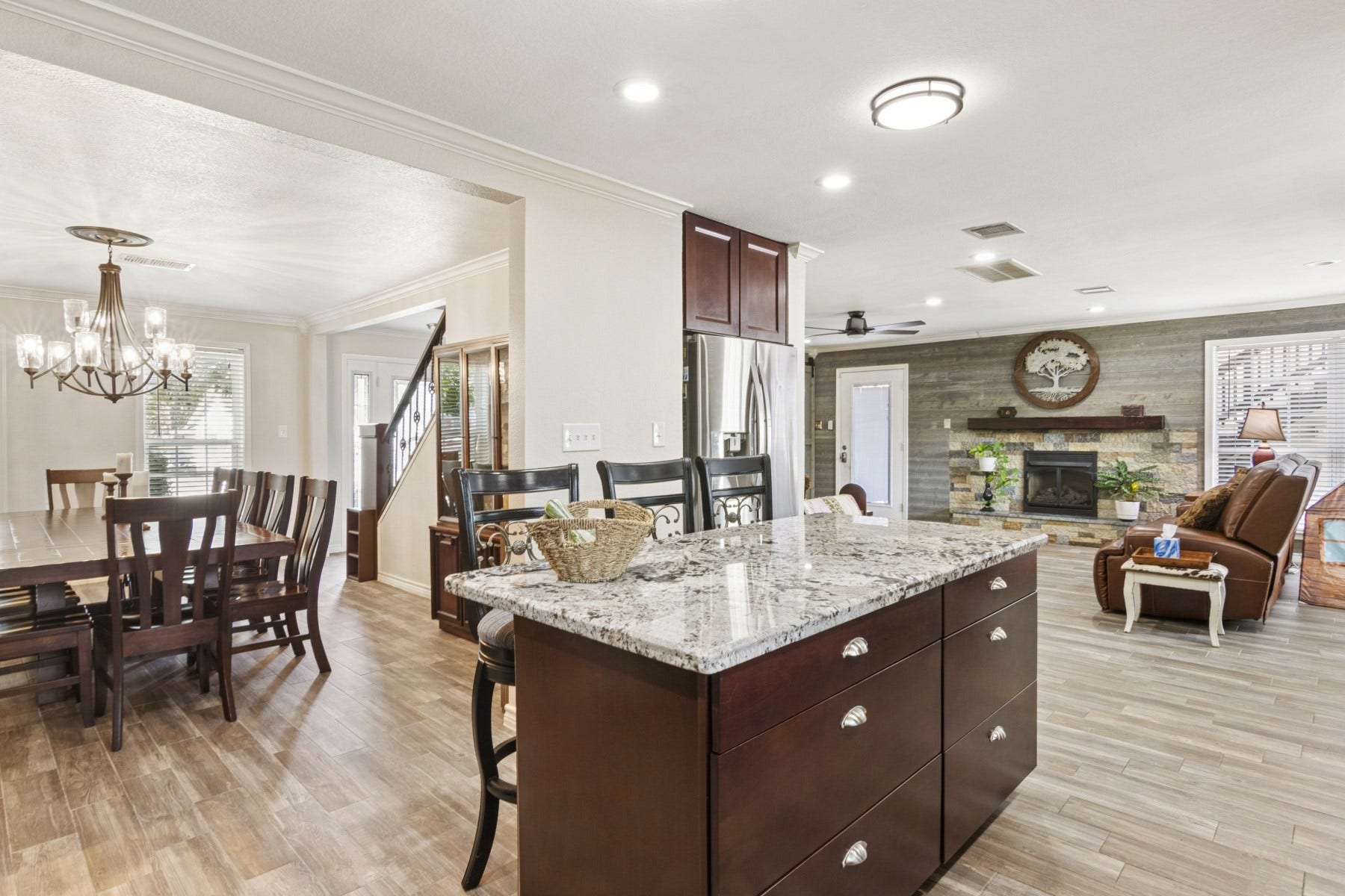5443 Appleblossom Lane, Friendswood, TX 77546 Open concept for entertaining.