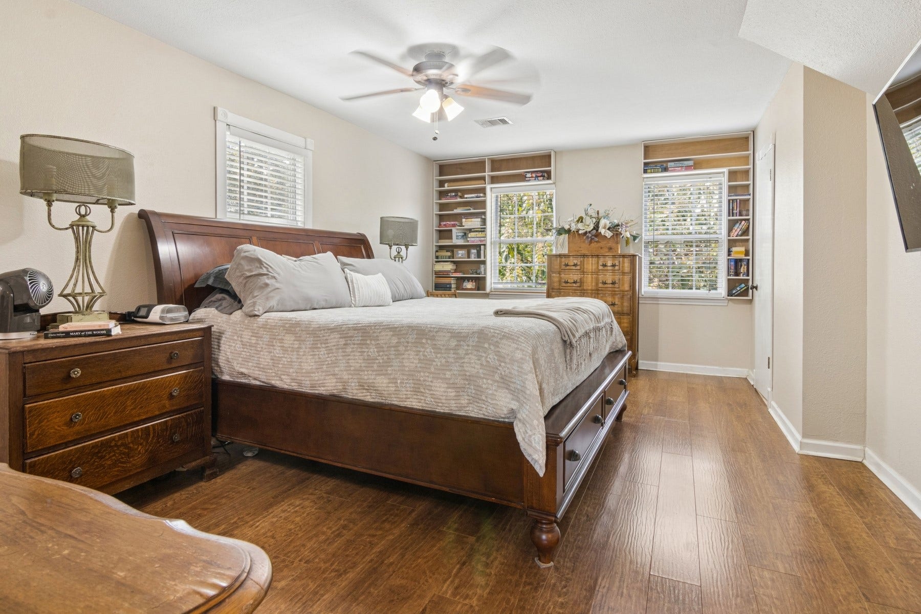 5443 Appleblossom Lane, Friendswood, TX 77546 Master bedroom.