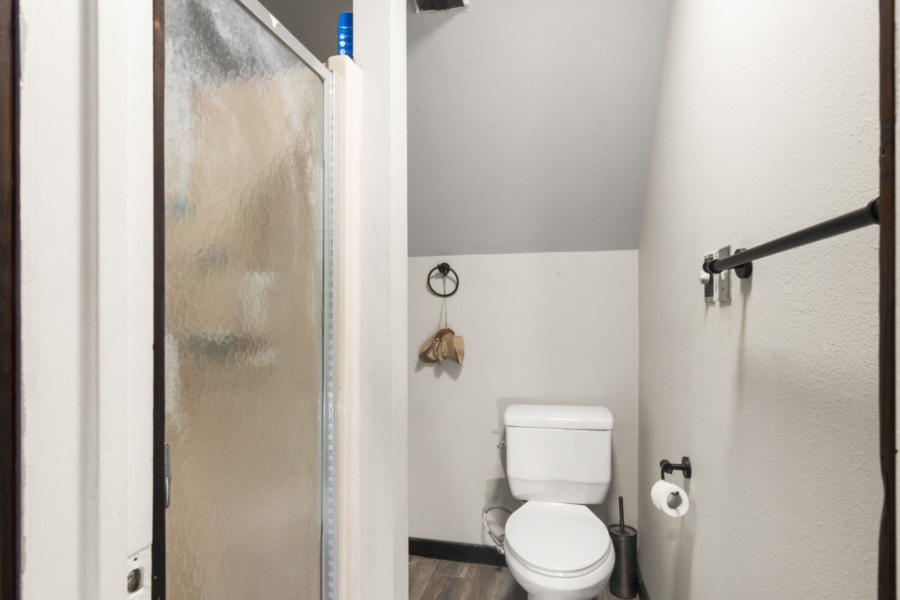 5443 Appleblossom Lane, Friendswood, TX 77546 Bathroom in garage apartment.