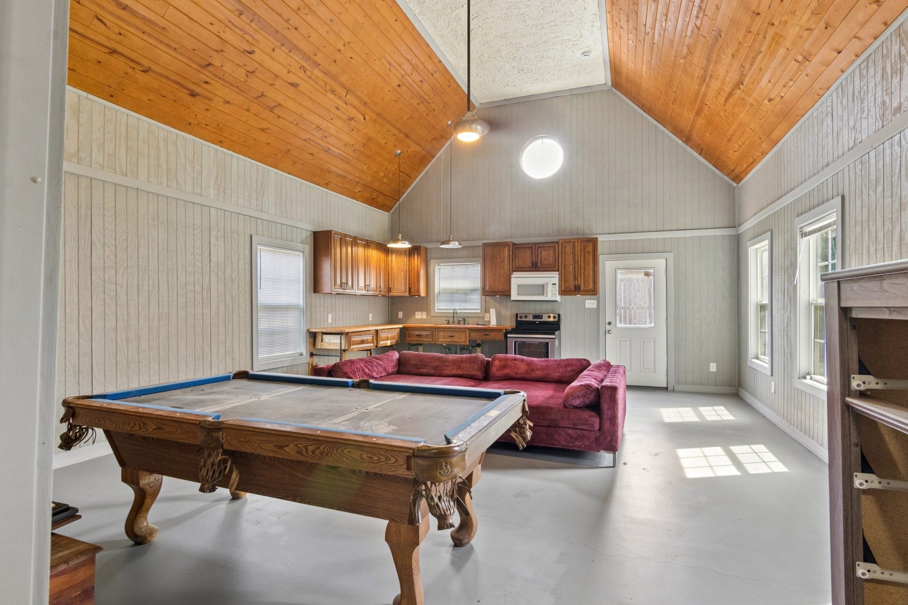 5443 Appleblossom Lane, Friendswood, TX 77546 Guest House common area.