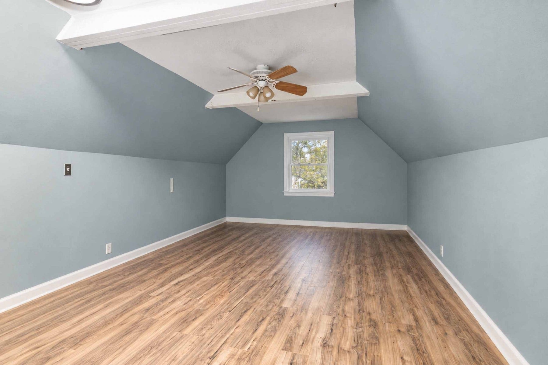 5443 Appleblossom Lane, Friendswood, TX 77546 Living space above garage.
