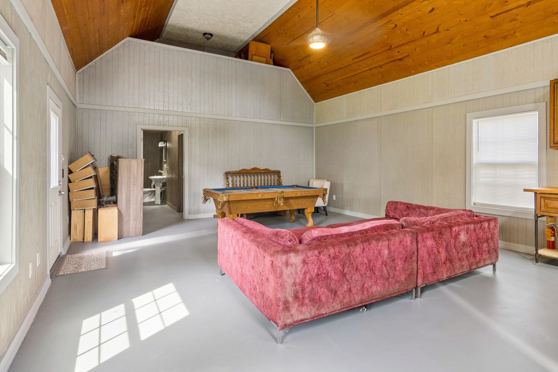 5443 Appleblossom Lane, Friendswood, TX 77546 High Ceilings in guest house.