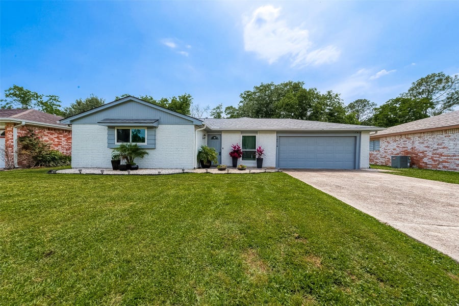 Property photo for 16614 Forest Bend Avenue, Friendswood, TX