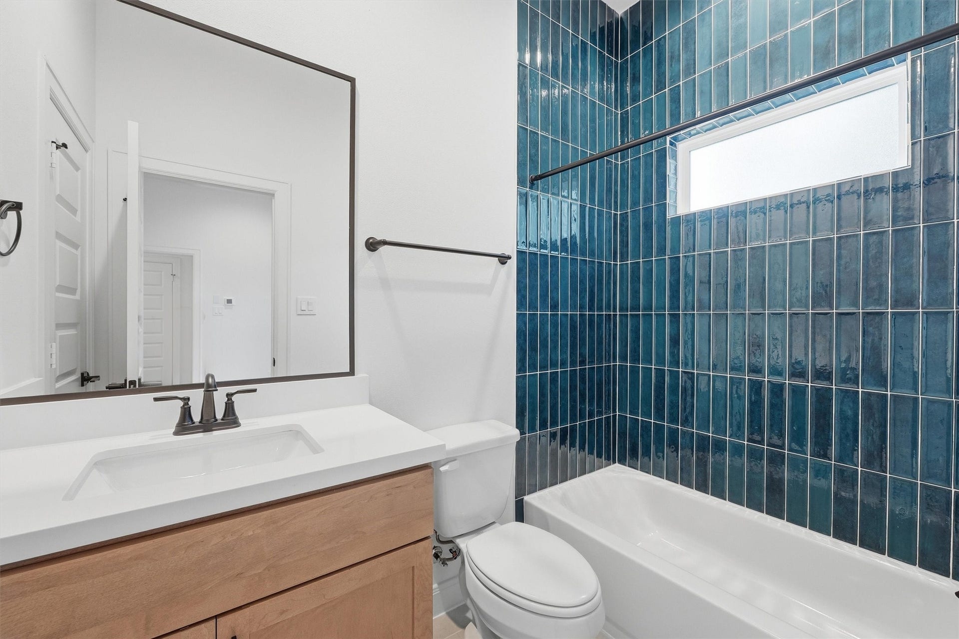 4832 Pinemont Drive, Houston, TX 77092 Secondary Bathroom 3rd Floor
