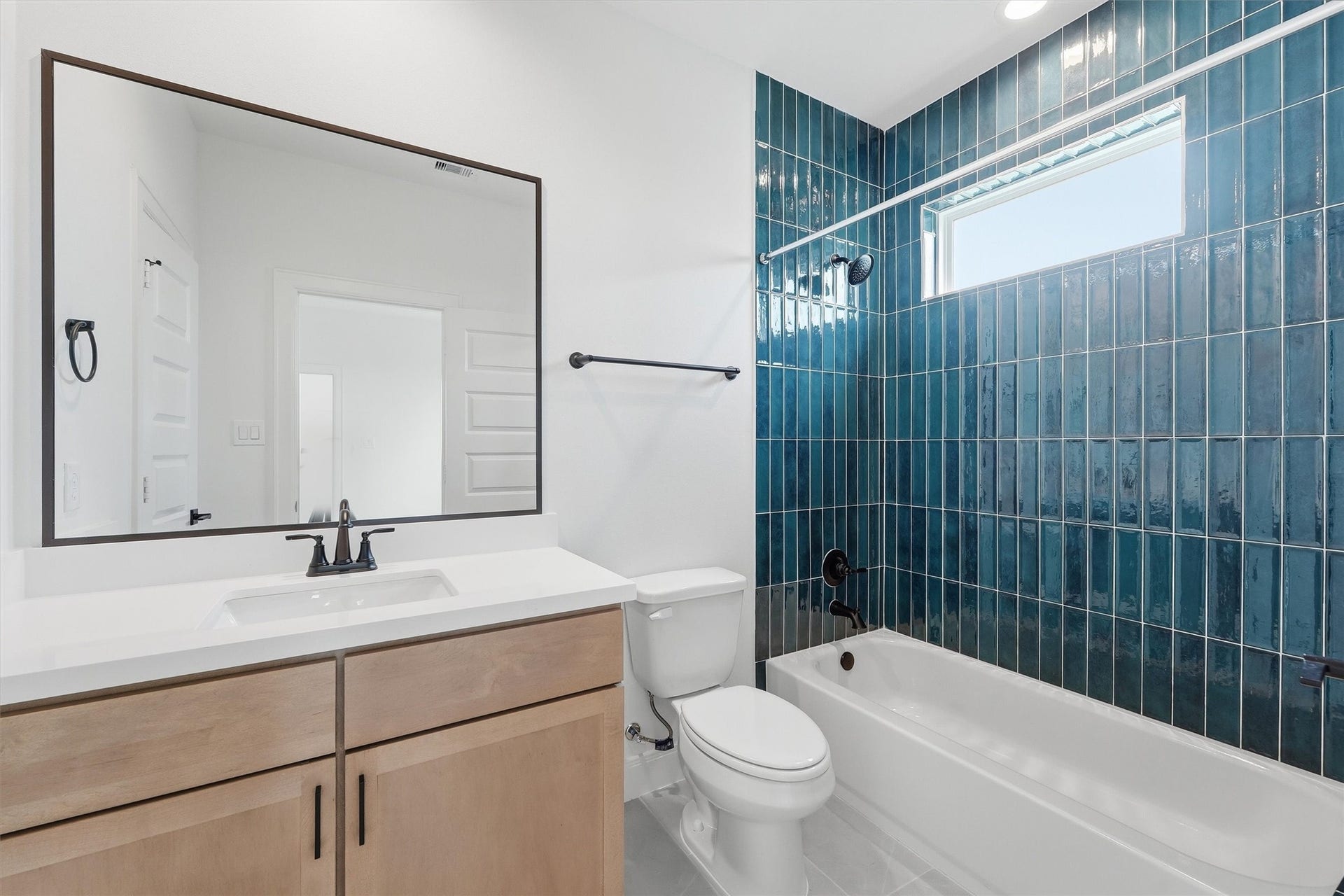 4832 Pinemont Drive, Houston, TX 77092 First Floor Bathroom