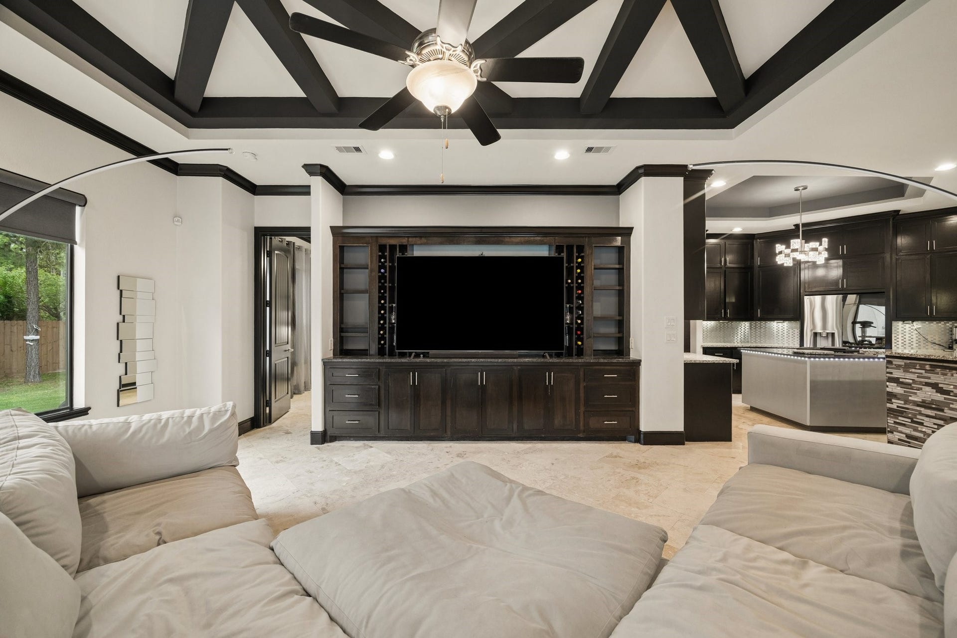 27303 E Benders Landing Boulevard, Spring, TX 77386 Relax and enjoy the comfort of this spacious family room designed for entertaining family and friends.