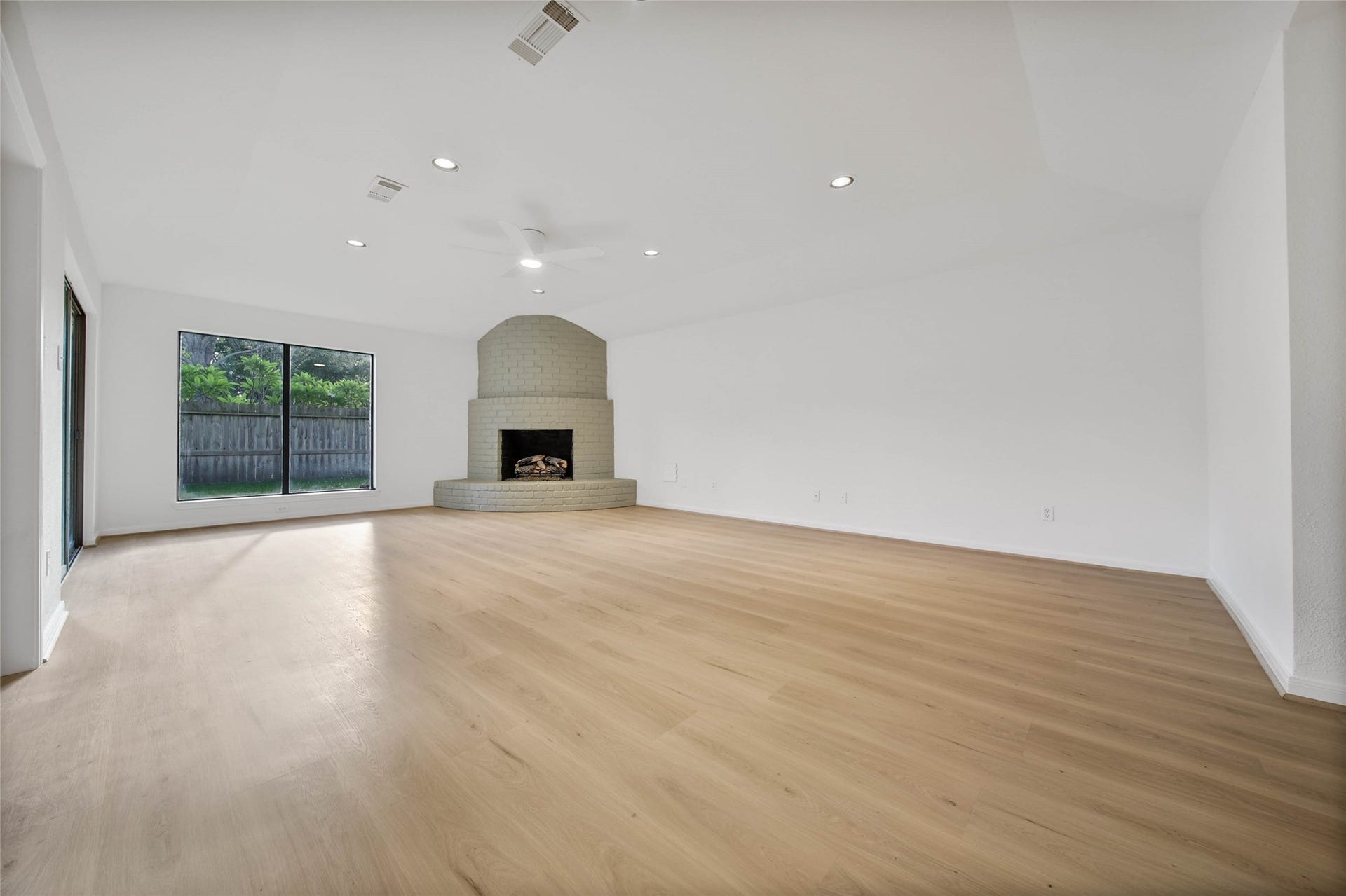813 E Green Belt Drive, Sugar Land, TX 77498 813 E Green Belt Drive, Sugar Land, TX 77498