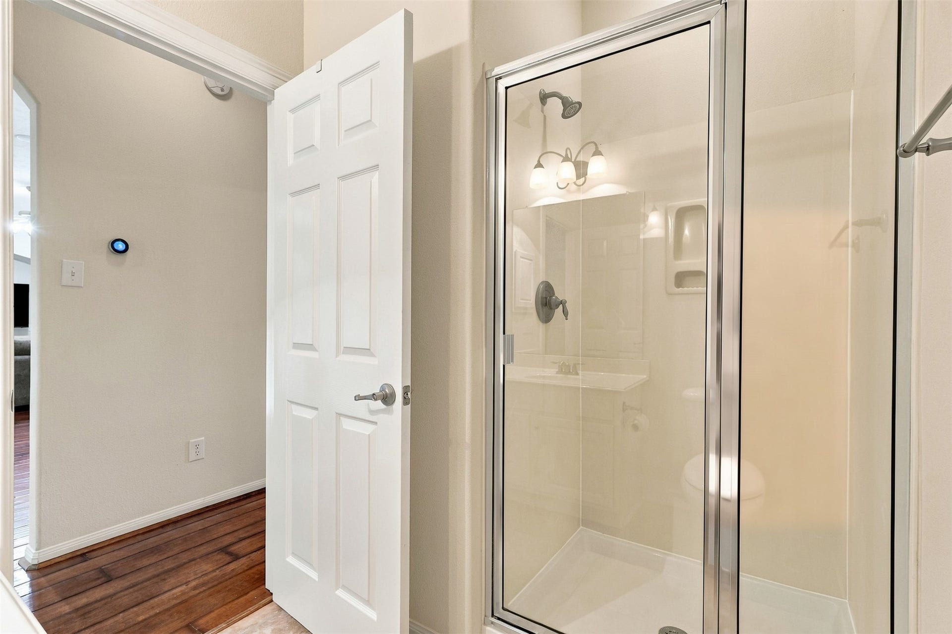 6522 Pine Reserve Drive, Spring, TX 77389 Bright bathroom featuring a sleek glass-enclosed shower.