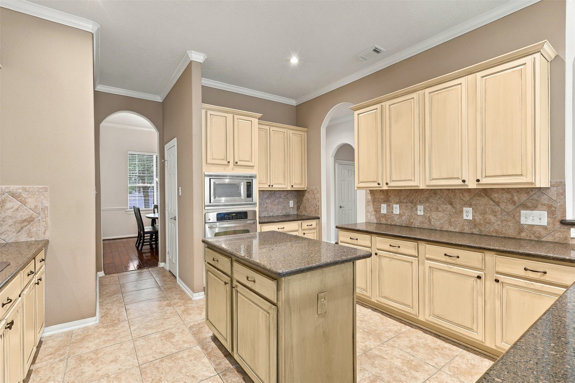 6522 Pine Reserve Drive, Spring, TX 77389 Modern kitchen with stainless steel appliances and elegant granite countertops.