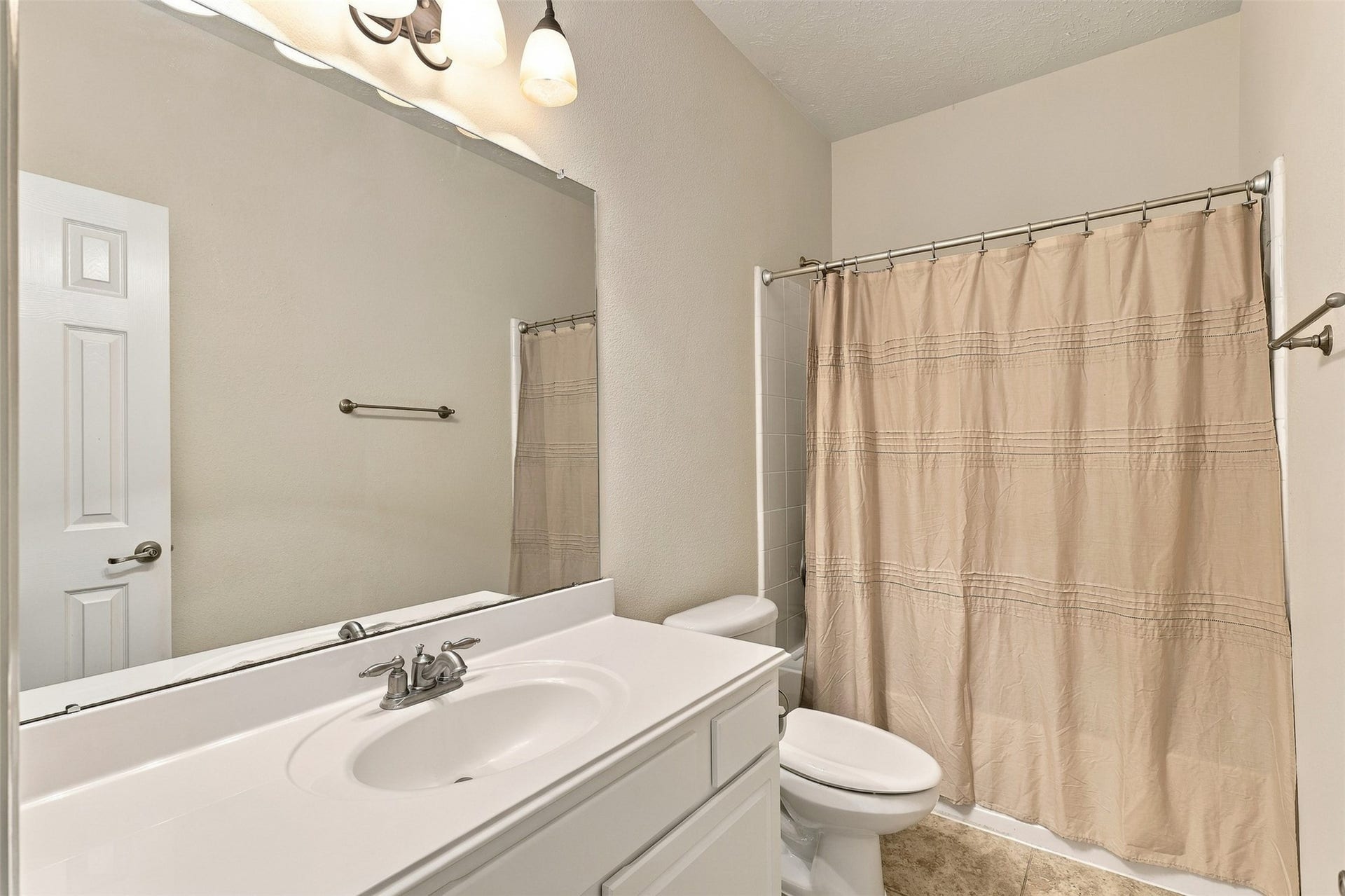 6522 Pine Reserve Drive, Spring, TX 77389 Conveniently shared bathroom for the first two secondary bedrooms.