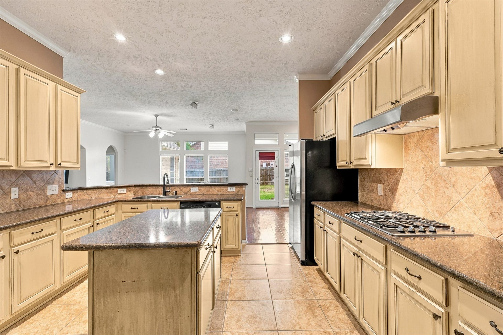 6522 Pine Reserve Drive, Spring, TX 77389 Expansive kitchen with abundant storage and generous counter space.